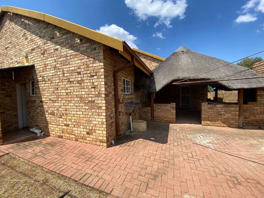 6 Bedroom Property for Sale in Kannoniers Park North West